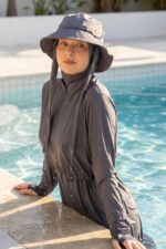 Beli Kordon Detaylı Tam Kapalı Mayo Antrasit Şapkası Uyumlu Tasarım